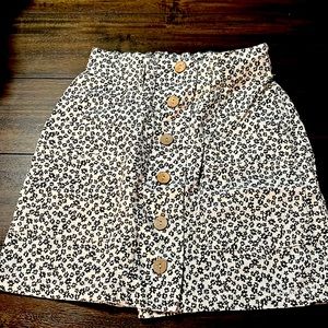 Small white and black flowered button skirt